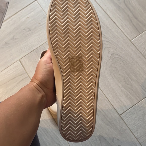 White raven cream shell slides. - Picture 2 of 3